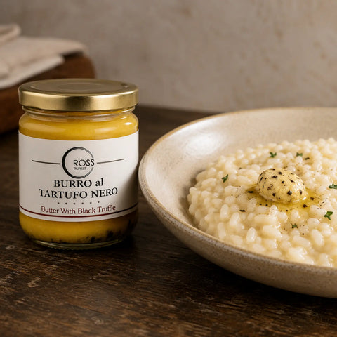 Butter mit schwarzem Trüffel und Tuber aestivum schmilzt in warmem cremigem Risotto