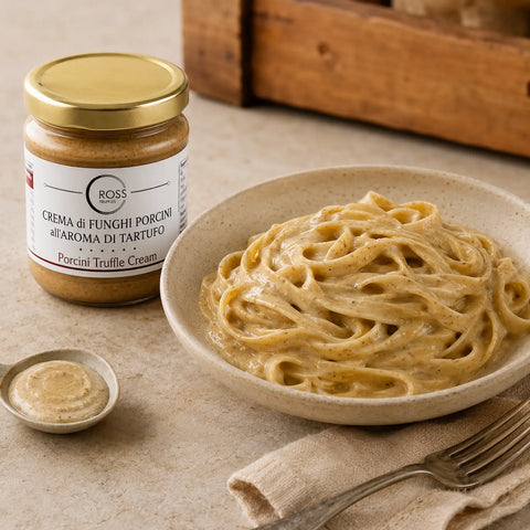 Steinpilzcreme mit Boletus edulis in warmen cremigen Tagliatelle