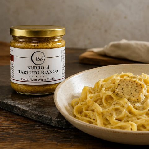 Butter mit weißem Trüffel und Tuber borchii schmilzt in warmen cremigen Tagliatelle